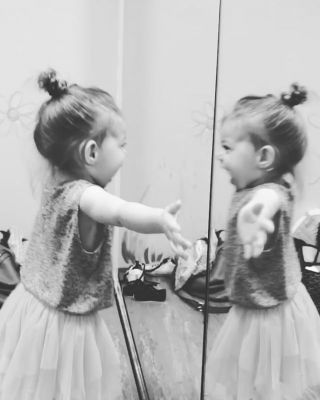 08 februari: Hug and a kiss for Ryan Ava. Little 💔crushes me. Dancin in the mirror all by herself. She knows what's up ..... @haylieduff you in trouble Seester
