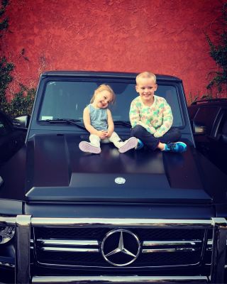 30 mei: Cousins stick together. Dubs trubs @haylieduff I'm apologizing on Luca's behalf for teaching that angel of yours that it's cool to climb on cars 😳
