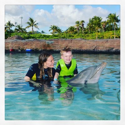 27 maart: Had the best time celebrating Luca’s birthday at Dolphin Cay @atlantisbahamas ....we spent time with the incredible Hurricane Katrina rescue dolphins!!Love that a portion of what we did there went back to the resort’s Blue Project Foundation

