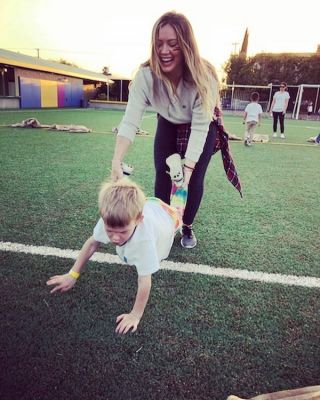 14 april: Last night was “dudes&dates” at Luca’s school! Lot of competition lol the boys crushed the moms at dodge ball 🤦🏼‍♀️ I taught Luca the wheel barrel...check out that concentration lol
