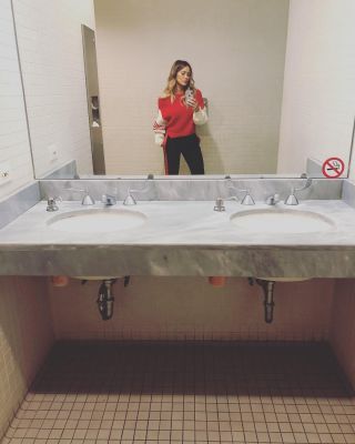 24 april: Empty bathroom selfie
