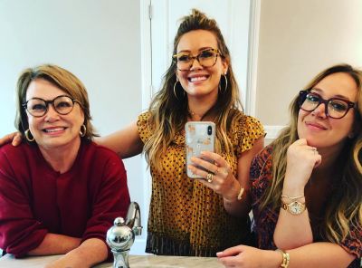 09 mei: Spending time with my mother and sister means the world to me ❤ Motherhood is such a significant role but it’s not always easy. Give special thanks and praise to the mothers you know, it’s the most wonderful job!

We are all wearing my #musexhilaryduff glasses!! Check out @glassesusa to find your perfect pair! Link to collection in bio. 
#GlassesUSA #mothersday #GlassesUSApartner

