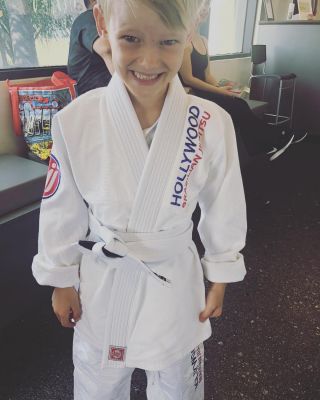 09 juni: Second day at jiu jitsu!!!! Now mama’s .. ahem....Luca needs to learn how to tie that belt ☺️
