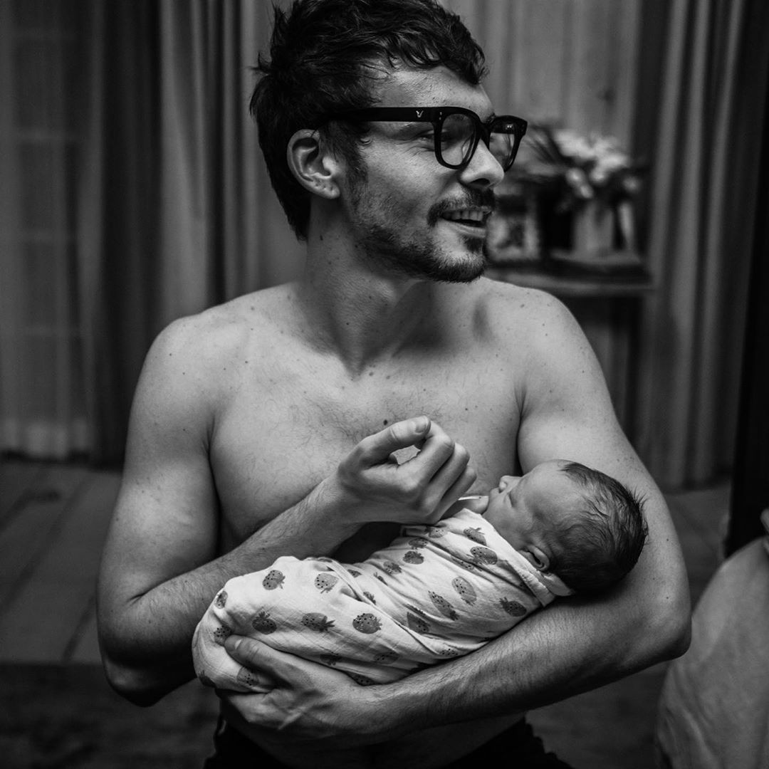 16 juni: Babe. You are the most natural papa bear I’ve seen. You always put us first. You know exactly what to say. Affectionate beyond. Calm and strong. The kids don’t even know how lucky they are that it’s you.... but they will. It’s a gift I get to witness everyday. We love you more than words. This is my favorite picture of you and Banksy on her arrival day. It’s burned into my memory for life, the joy and disbelief on your face makes me smile and warms my heart every time i see it♥️ Happy Father’s Day! Now let’s go get coffee because we still don’t sleep 📷: @rebeccacoursey_photosandfilm
