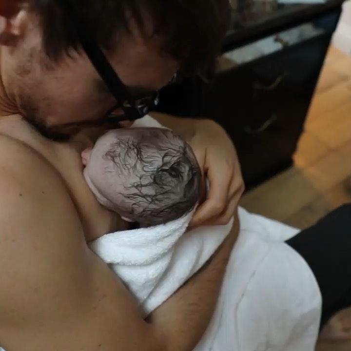 16 juni: Babe. You are the most natural papa bear I’ve seen. You always put us first. You know exactly what to say. Affectionate beyond. Calm and strong. The kids don’t even know how lucky they are that it’s you.... but they will. It’s a gift I get to witness everyday. We love you more than words. This is my favorite picture of you and Banksy on her arrival day. It’s burned into my memory for life, the joy and disbelief on your face makes me smile and warms my heart every time i see it♥️ Happy Father’s Day! Now let’s go get coffee because we still don’t sleep 📷: @rebeccacoursey_photosandfilm
