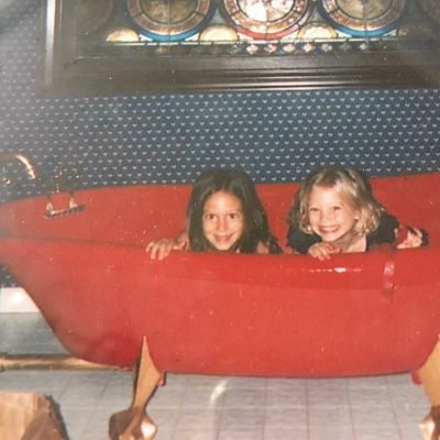 11 april: #happynationalsiblingsday love you sis ♥️remember when we moved into this house..... we luuuuved that red tub!!!!( 🤮) hehehe @haylieduff
