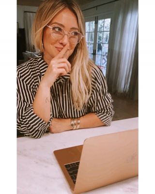 21 september: Working hard or hardly working?? Whichever you’re doing, protect your 👀 from blue light with my @glassesusa Eleanor frames with blue light blocking lenses. #MusexHilaryDuff #GlassesUSA #GlassesUSApartner
