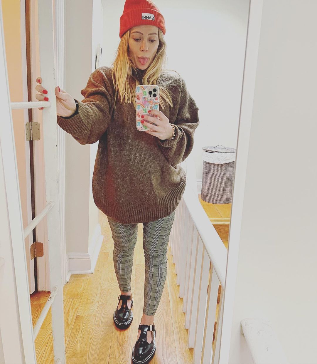 16 januari: Worked till midnightWoke up took Banks to gymnasticsHoused an empanada....and a 1/2 OK. ...BACK to work.Repeat.Still hanging on to some fashion 7 months pregnant.love you @zara for these stretch pants. Anyone tried that PISTACHIOOOOO drink @Starbucks Heavy on my mind rn.... I got a lot more thoughts right now but these were the important ones.
