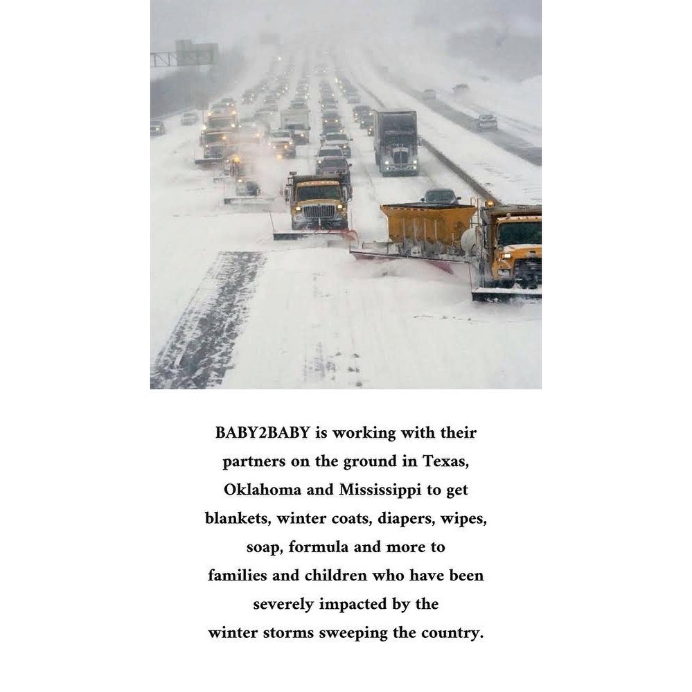 19 februari: Truly horrible conditions sweeping many states including my home state ... beautiful Texas 😔 I’m in disbelief talking to my family who have no power/ no water and running low on food. Not to mention no heat or reprieve from the cold! I wish thoughts and prayers were enough.... but everyone needs more than that right now. This past year has hit so many... so hard, I don’t know how or why this can be added to people already struggling or suffering. Breaks my heart. I am honored to work closely with @baby2baby who are on the ground in these states providing essentials and more to the most vulnerable. If you have the means and can donate I am adding a link in my bio to make donating easy ♥️ thank you for even reading all of this and possibly spreading the word to someone you know that can help if you are not in a position too at the moment! I will be posting who I am donating to in my stories shortly. Texas, I love you. 💔
