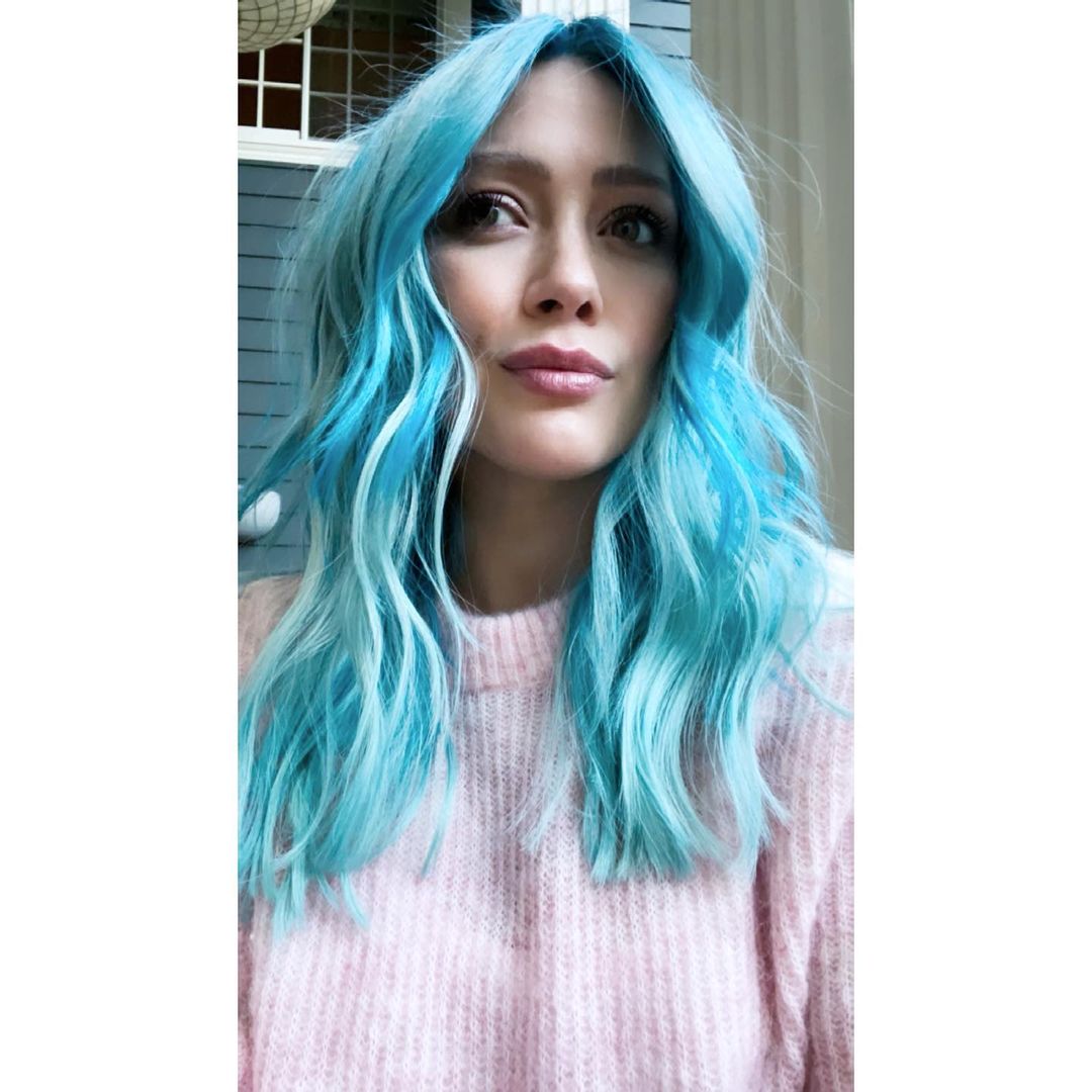 19 februari: Well.... you guessed it. The minute I got home from New York I needed a change. 🧜🏻‍♀️ and all I can say is @riawna and @nikkilee901 love me a lot. 1- for saying yes to another crazy change this late in my pregnancy (at least I didn’t cut bangs!) and 2- it took all damn day! Love you guys the most ♥️ and I swear this doesn’t mean I’m having a boy... my mom thought I was trying to tell everyone something! We still don’t know who’s occupying my apartment- but it’s getting the eviction notice soon-ish 😛
