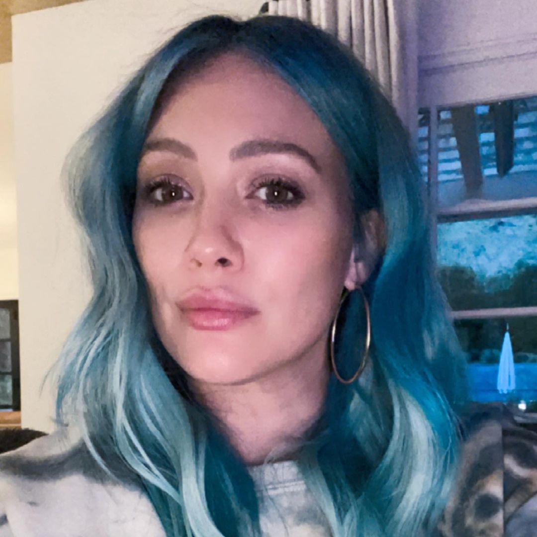 19 februari: Well.... you guessed it. The minute I got home from New York I needed a change. 🧜🏻‍♀️ and all I can say is @riawna and @nikkilee901 love me a lot. 1- for saying yes to another crazy change this late in my pregnancy (at least I didn’t cut bangs!) and 2- it took all damn day! Love you guys the most ♥️ and I swear this doesn’t mean I’m having a boy... my mom thought I was trying to tell everyone something! We still don’t know who’s occupying my apartment- but it’s getting the eviction notice soon-ish 😛
