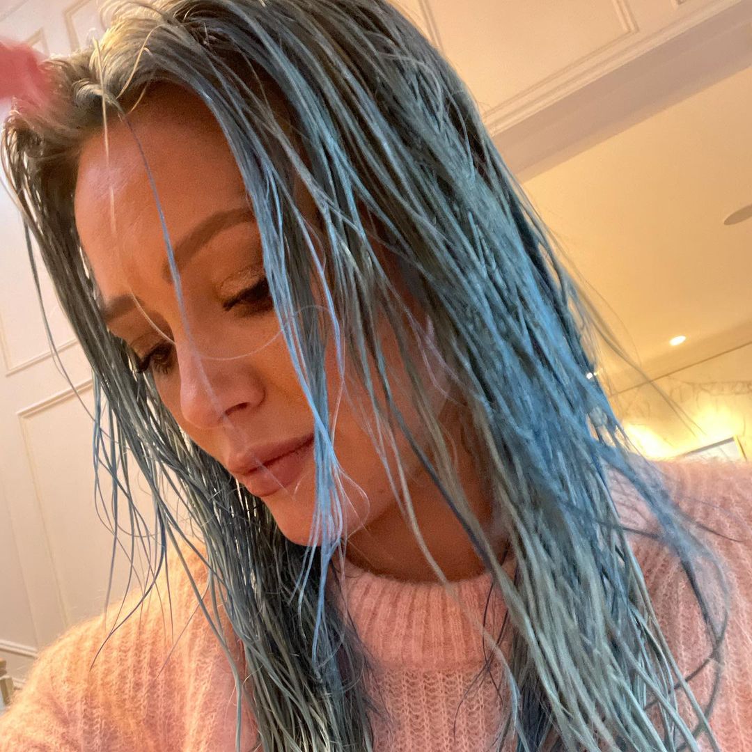 19 februari: Well.... you guessed it. The minute I got home from New York I needed a change. 🧜🏻‍♀️ and all I can say is @riawna and @nikkilee901 love me a lot. 1- for saying yes to another crazy change this late in my pregnancy (at least I didn’t cut bangs!) and 2- it took all damn day! Love you guys the most ♥️ and I swear this doesn’t mean I’m having a boy... my mom thought I was trying to tell everyone something! We still don’t know who’s occupying my apartment- but it’s getting the eviction notice soon-ish 😛
