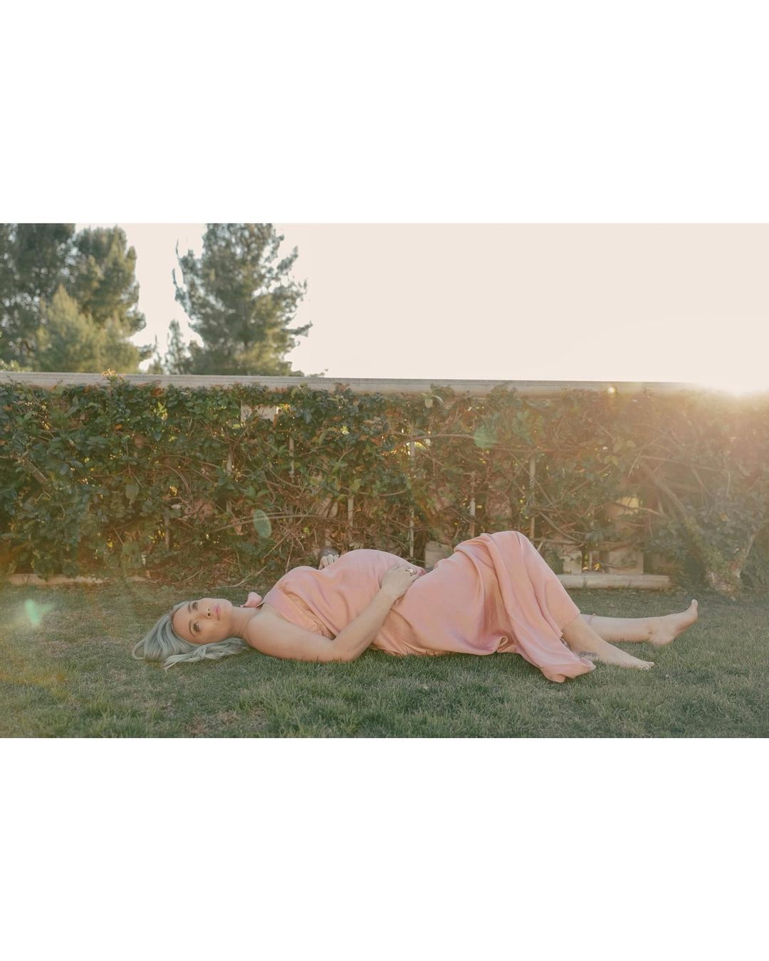 14 maart: Hey baby, I love you very much ... however, I don’t wanna be wombmates anymore! I want to hold you in my arms! @lauramollphoto thanks for making me take these. I sure do love them🤍
