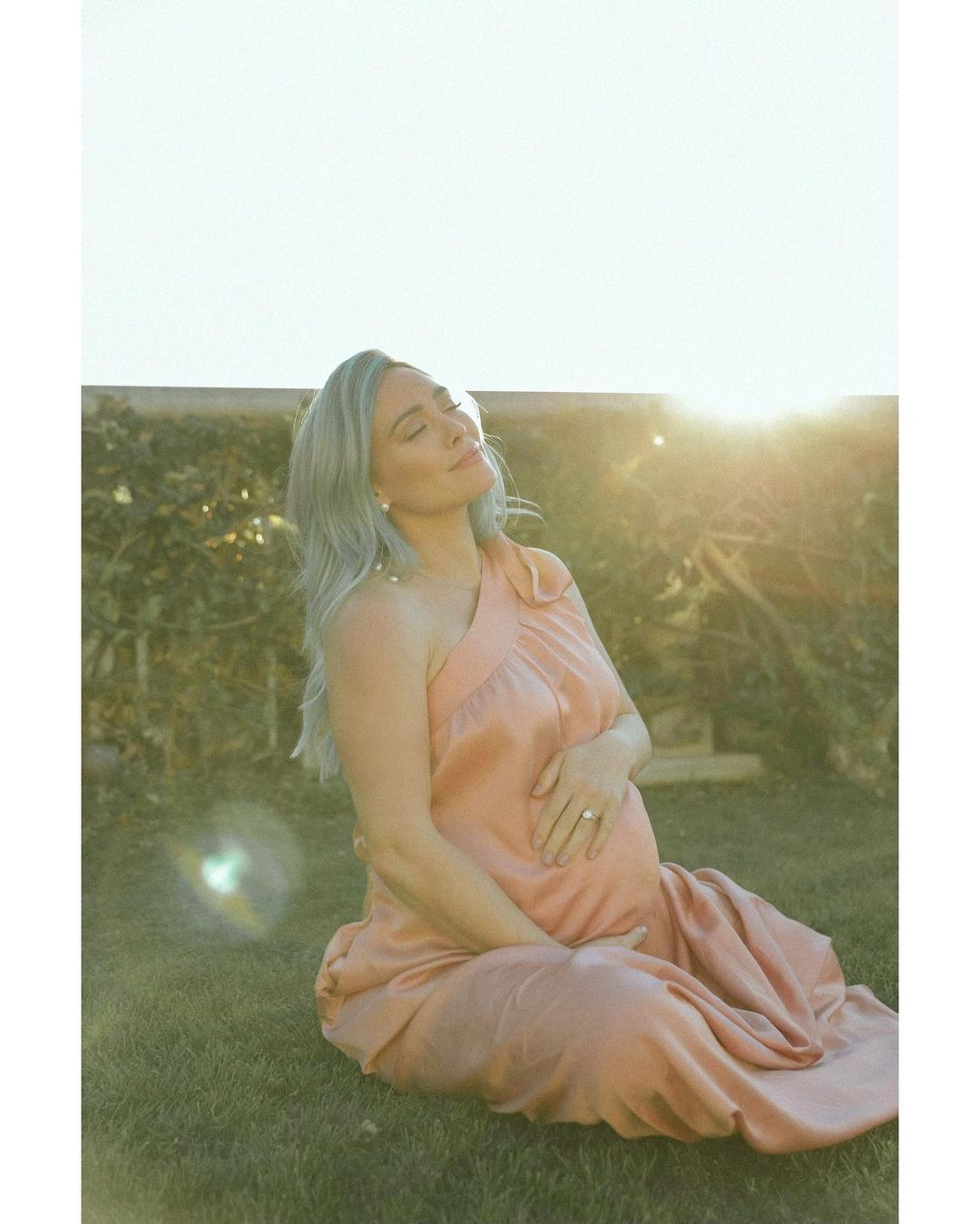 14 maart: Hey baby, I love you very much ... however, I don’t wanna be wombmates anymore! I want to hold you in my arms! @lauramollphoto thanks for making me take these. I sure do love them🤍
