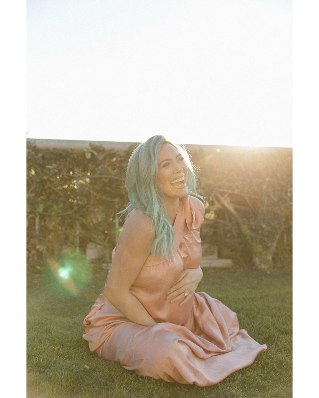 14 maart: Hey baby, I love you very much ... however, I don’t wanna be wombmates anymore! I want to hold you in my arms! @lauramollphoto thanks for making me take these. I sure do love them🤍
