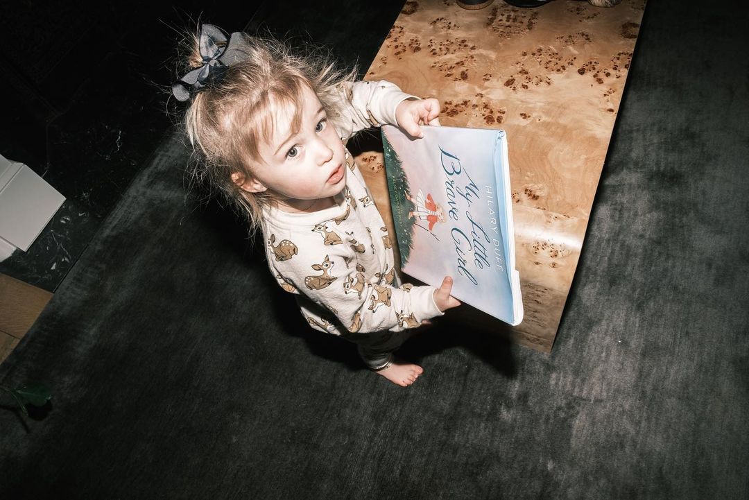 18 maart: Reading “My Little Brave Girl” to my little mini “brave” is one of the most surreal and warming parts of nighttime routine these days♥️ all for you little goose! 3-23-21 avail everywhere that sells books!!! Or pre-order now! (Link in bio) I’m so excited! Truly hope this book resonates with your family and gets many little torn pages and grubby little fingerprints from love and overuse♥️
