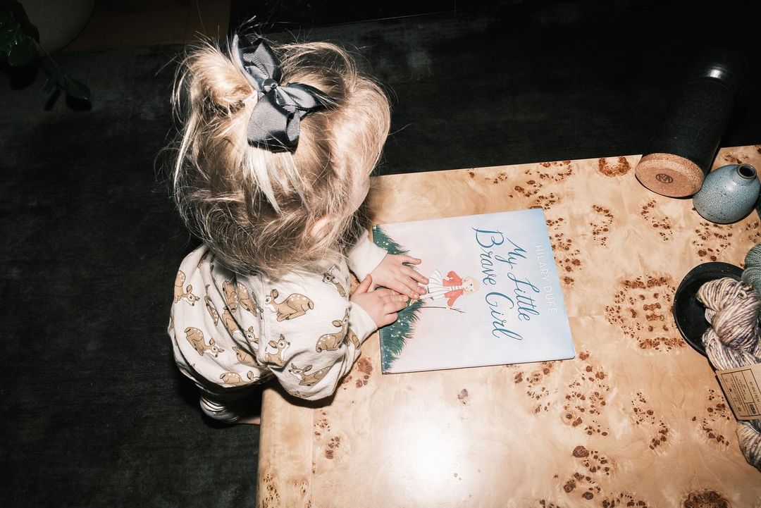 18 maart: Reading “My Little Brave Girl” to my little mini “brave” is one of the most surreal and warming parts of nighttime routine these days♥️ all for you little goose! 3-23-21 avail everywhere that sells books!!! Or pre-order now! (Link in bio) I’m so excited! Truly hope this book resonates with your family and gets many little torn pages and grubby little fingerprints from love and overuse♥️
