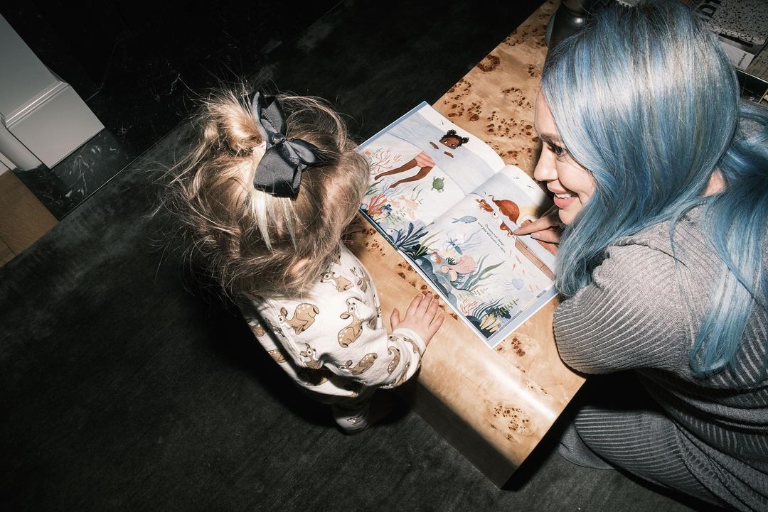 18 maart: Reading “My Little Brave Girl” to my little mini “brave” is one of the most surreal and warming parts of nighttime routine these days♥️ all for you little goose! 3-23-21 avail everywhere that sells books!!! Or pre-order now! (Link in bio) I’m so excited! Truly hope this book resonates with your family and gets many little torn pages and grubby little fingerprints from love and overuse♥️

