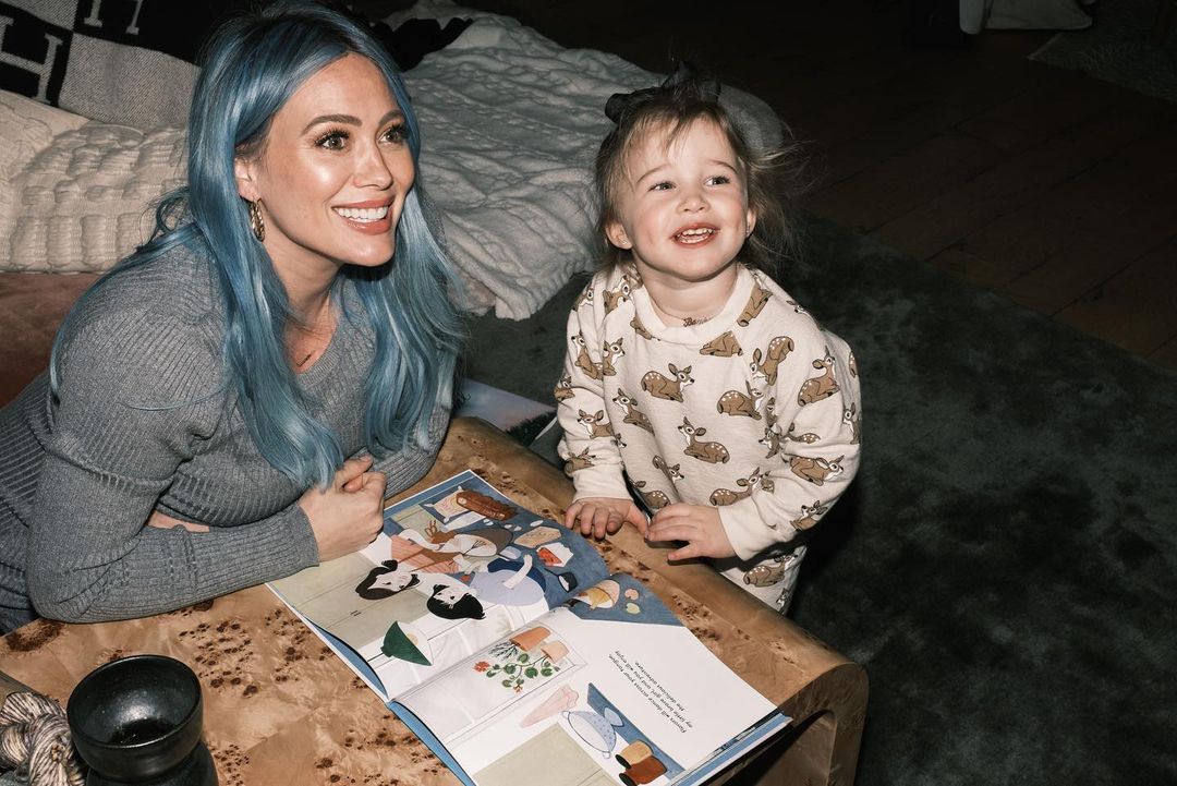 18 maart: Reading “My Little Brave Girl” to my little mini “brave” is one of the most surreal and warming parts of nighttime routine these days♥️ all for you little goose! 3-23-21 avail everywhere that sells books!!! Or pre-order now! (Link in bio) I’m so excited! Truly hope this book resonates with your family and gets many little torn pages and grubby little fingerprints from love and overuse♥️
