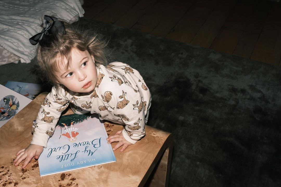 18 maart: Reading “My Little Brave Girl” to my little mini “brave” is one of the most surreal and warming parts of nighttime routine these days♥️ all for you little goose! 3-23-21 avail everywhere that sells books!!! Or pre-order now! (Link in bio) I’m so excited! Truly hope this book resonates with your family and gets many little torn pages and grubby little fingerprints from love and overuse♥️

