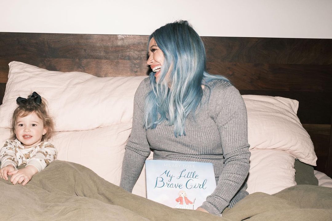 18 maart: Reading “My Little Brave Girl” to my little mini “brave” is one of the most surreal and warming parts of nighttime routine these days♥️ all for you little goose! 3-23-21 avail everywhere that sells books!!! Or pre-order now! (Link in bio) I’m so excited! Truly hope this book resonates with your family and gets many little torn pages and grubby little fingerprints from love and overuse♥️
