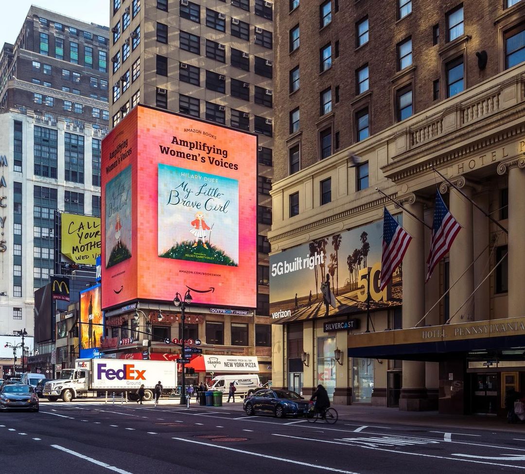 23 maart: In really exciting news....
My Little Brave Girl is on an @amazonbooks billboard in NYC! I feel so lucky to be included in this celebration of women’s voices. And super excited that it’s finally out in stores tomorrow!!!!!

