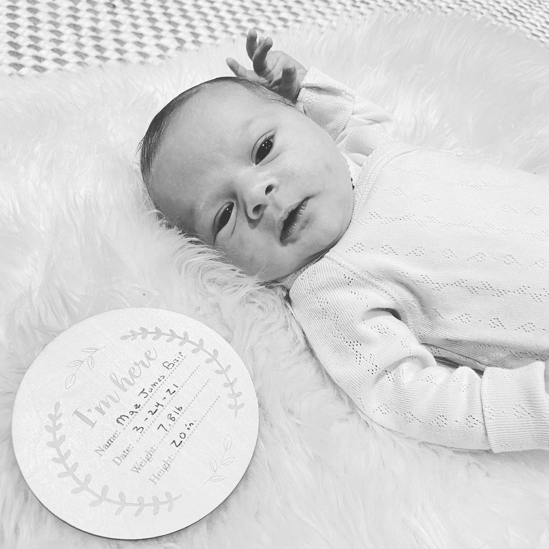 1 april: Most people post this on the first day..... but you’re a 3rd child Mae Mae .... soooo it’s happening on the 7th... happy week earth side little bit! We love you so....
