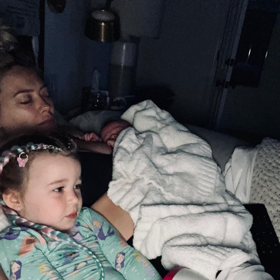 26 april: 5:30s around here while @matthewkoma wakes up our coffee machine and starts packing lunches. I will keep him 🥰
