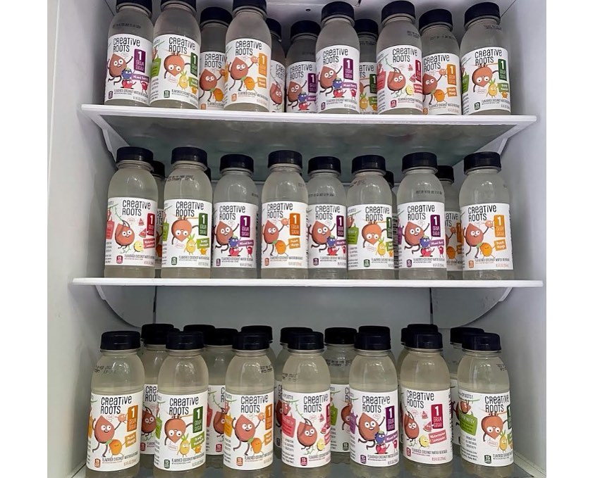 14 mei: Miss independent can grab these on her own! Keeping the fridge stocked with plant-powered @drinkcreativeroots for afternoons outside to help keep us hydrated!☀️🥥 #ad
Re her hair: I swear I brush it
