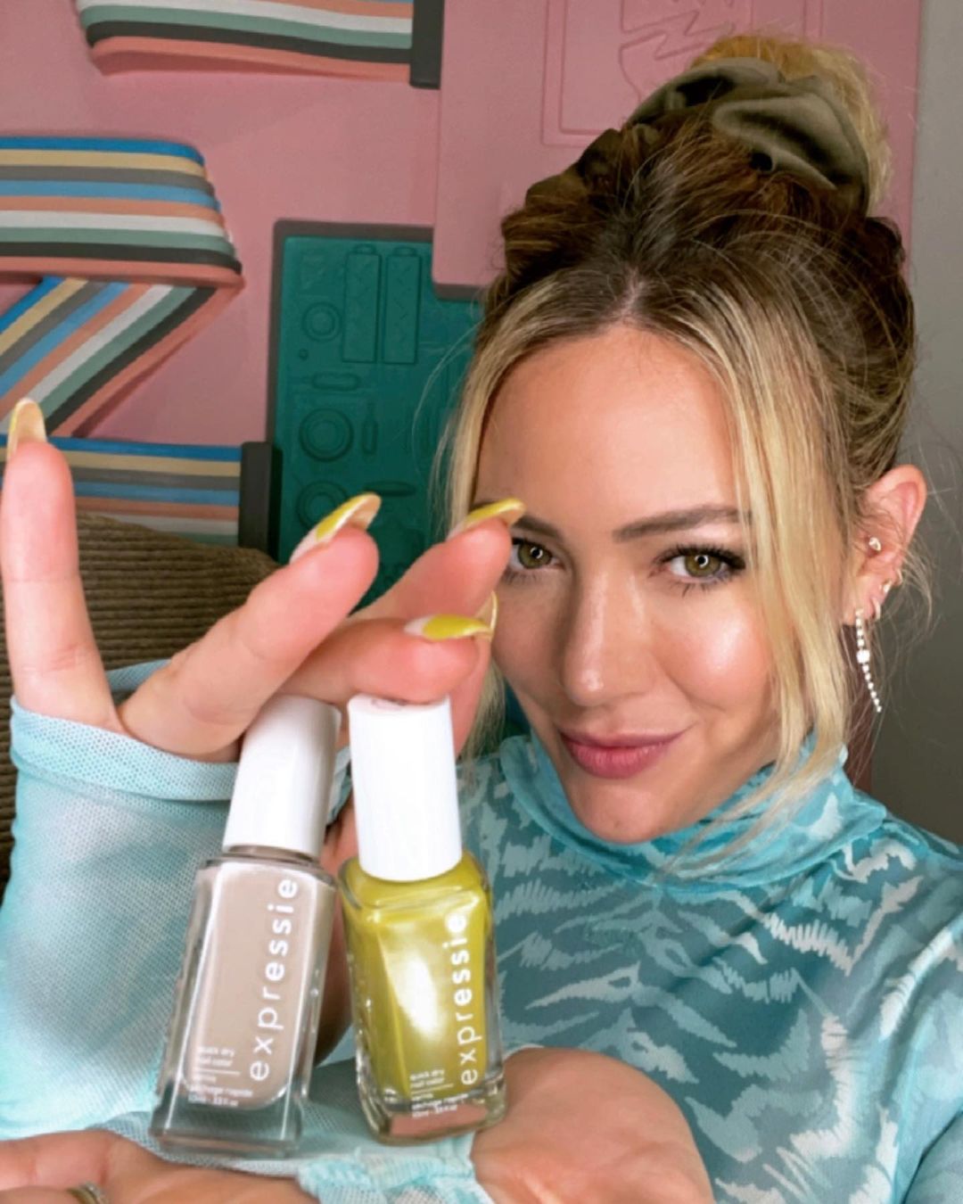 06 augustus: These @essie expressie nail polishes are major 💅🏻🤍💛#essiepartner I’ve been wearing shades from the ‘dial it up’ collection that dry in about a minute!
