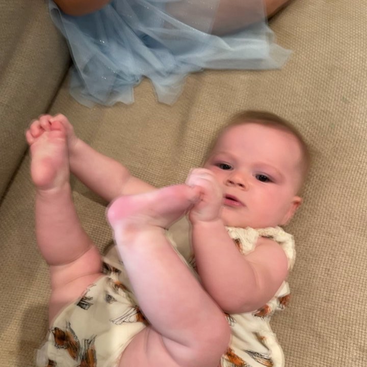 25 augustus: Remembered to most this on the correct day🥳 happy 5 months precious marshmallow squish. Next month you might not be fitting on this blanket 😳🥺

