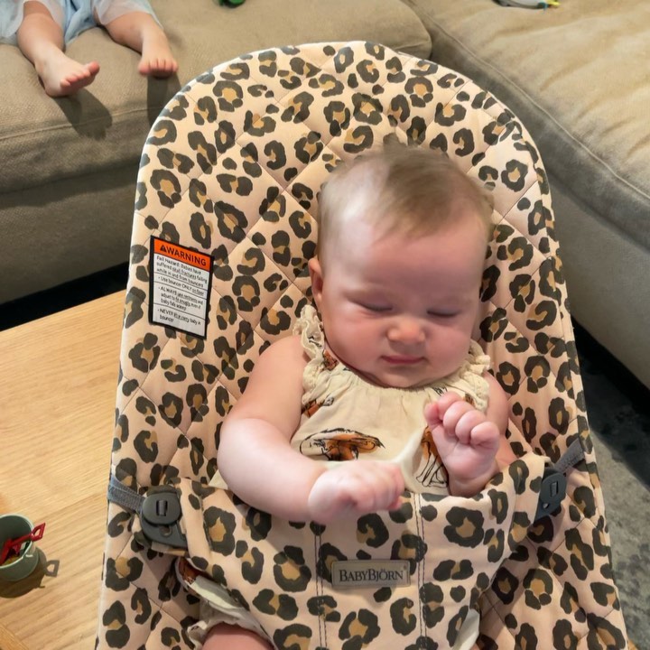 25 augustus: Remembered to most this on the correct day🥳 happy 5 months precious marshmallow squish. Next month you might not be fitting on this blanket 😳🥺

