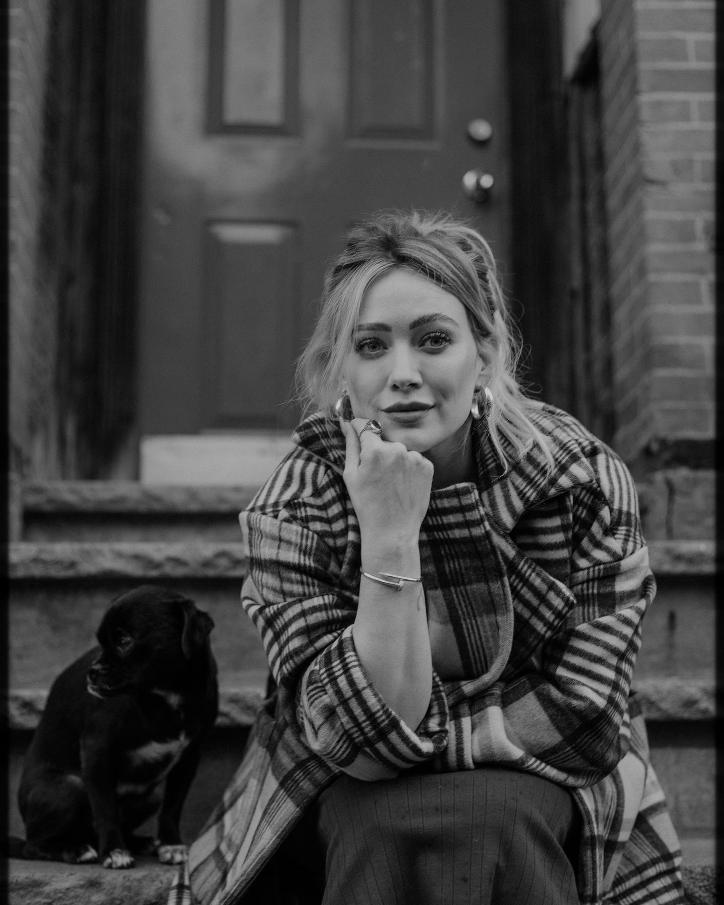 14 oktober: Nothing better than bundled up walks and stoop hangs in nyc this time of year.. missing you sweet friend…. @paigesaraphoto took this of me ... I had a sneaky baby in my belly… how MJ is already almost 7 months is wild. Time is so precious and it sure seems to move faster and faster as the years go by 🙍🏼‍♀️
