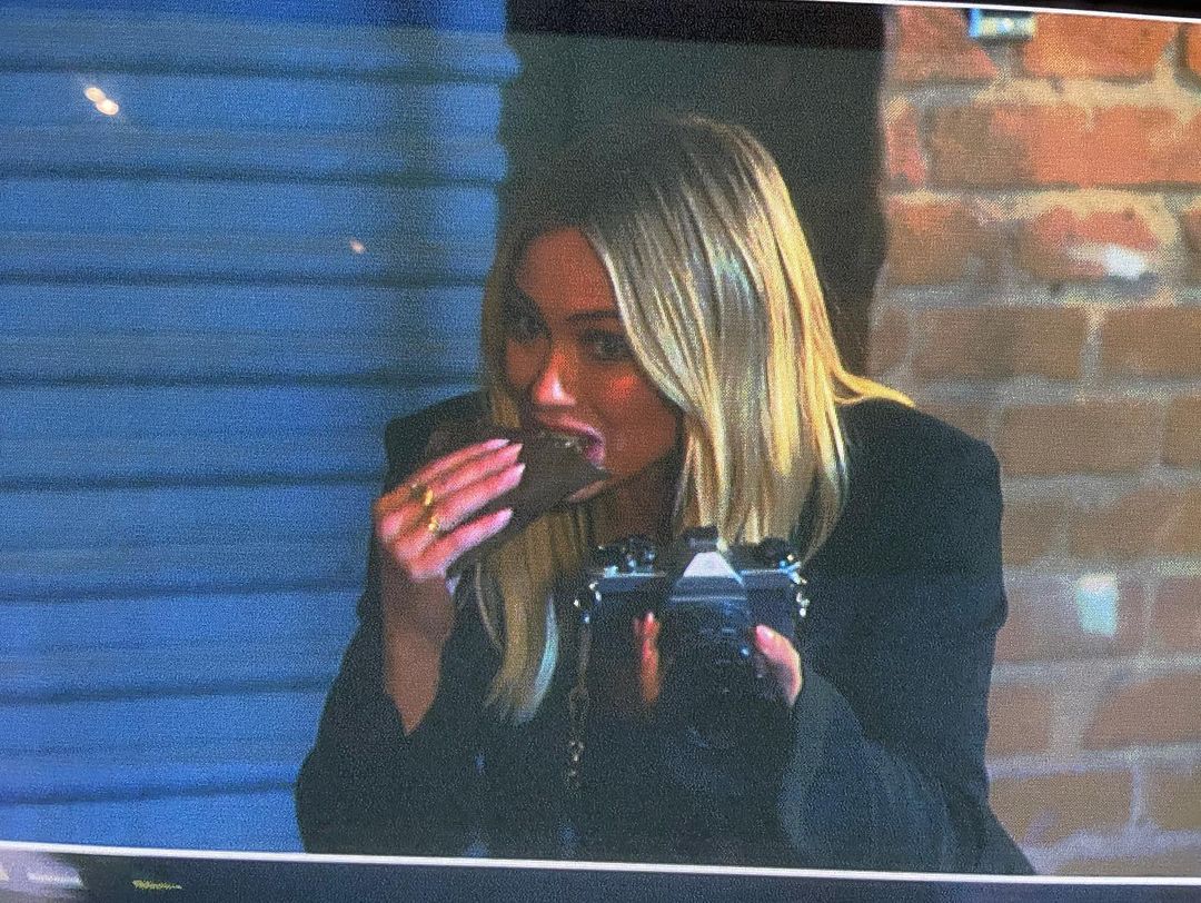 19 november: When the set orders @blackflourcrepes and @kmcclintock told me to get the mushroom cheese and @katiemiddletonmakeupfx catches you inhaling it on camera ….check out those wild crazed eyes #humansenjoyingcrepes

