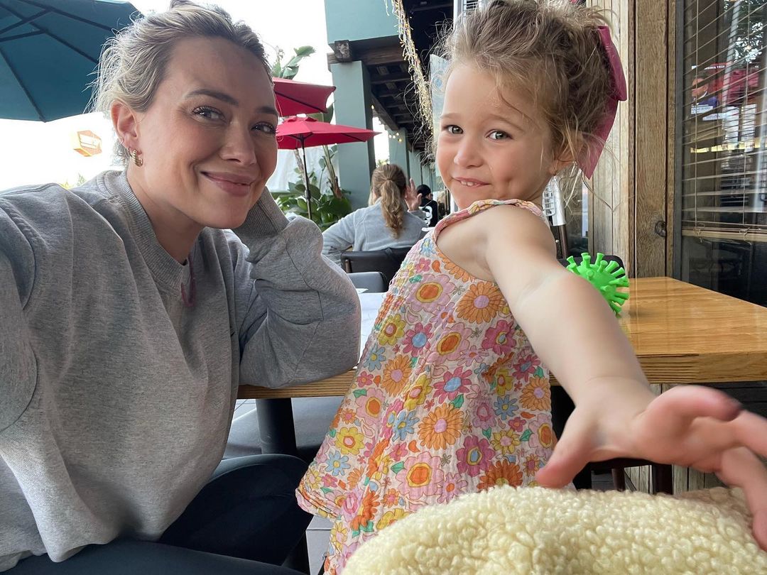 27 november: A little post thanksgiving mom and daughter mani/pedi and sushi date ….yes she eats ikura .. and how about that make up job 😂💀
