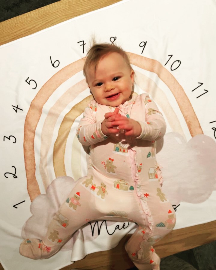 27 november: She doesn’t even fit on this blanket anymore 😭😭😭 she crawls,claps, and is growing teefers like a champ! Love this 3rd little bean happy 8 months gorgeous Mae Mae James ✨
