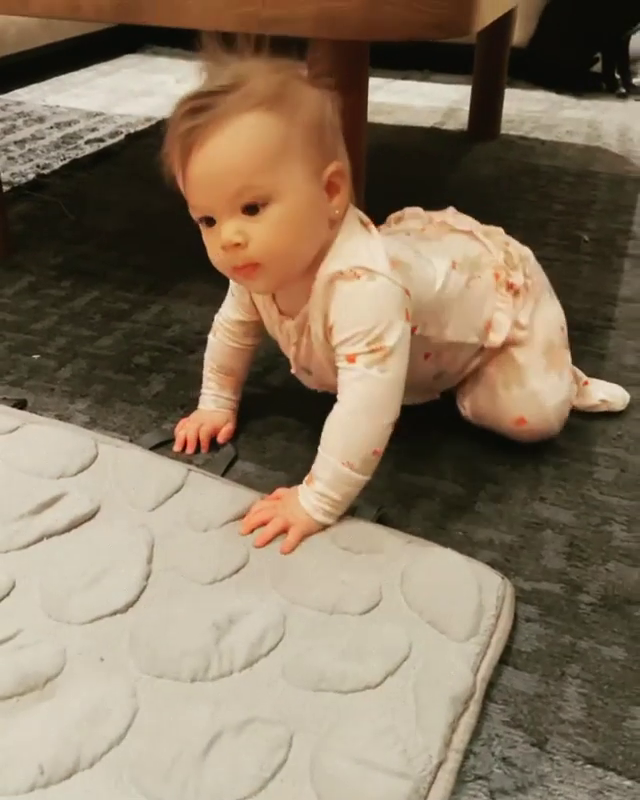 27 november: She doesn’t even fit on this blanket anymore 😭😭😭 she crawls,claps, and is growing teefers like a champ! Love this 3rd little bean happy 8 months gorgeous Mae Mae James ✨
