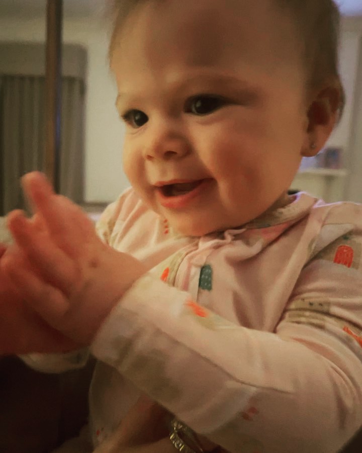 27 november: She doesn’t even fit on this blanket anymore 😭😭😭 she crawls,claps, and is growing teefers like a champ! Love this 3rd little bean happy 8 months gorgeous Mae Mae James ✨
