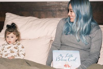 18 maart: Reading “My Little Brave Girl” to my little mini “brave” is one of the most surreal and warming parts of nighttime routine these days♥️ all for you little goose! 3-23-21 avail everywhere that sells books!!! Or pre-order now! (Link in bio) I’m so excited! Truly hope this book resonates with your family and gets many little torn pages and grubby little fingerprints from love and overuse♥️
