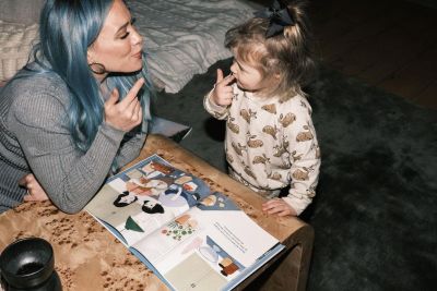 18 maart: Reading “My Little Brave Girl” to my little mini “brave” is one of the most surreal and warming parts of nighttime routine these days♥️ all for you little goose! 3-23-21 avail everywhere that sells books!!! Or pre-order now! (Link in bio) I’m so excited! Truly hope this book resonates with your family and gets many little torn pages and grubby little fingerprints from love and overuse♥️
