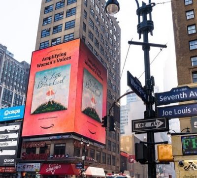 23 maart: In really exciting news....
My Little Brave Girl is on an @amazonbooks billboard in NYC! I feel so lucky to be included in this celebration of women’s voices. And super excited that it’s finally out in stores tomorrow!!!!!
