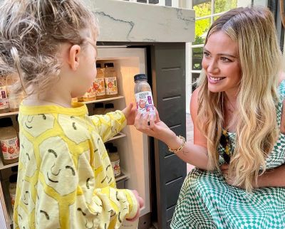 14 mei: Miss independent can grab these on her own! Keeping the fridge stocked with plant-powered @drinkcreativeroots for afternoons outside to help keep us hydrated!☀️🥥 #ad
Re her hair: I swear I brush it
