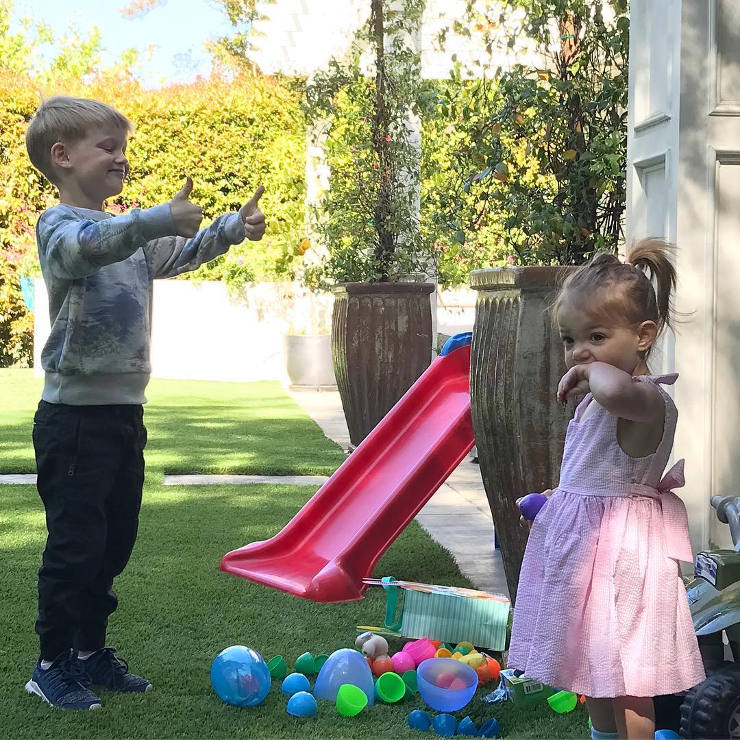 16 april:Pretty pumped on the #easterbunny π°πΈπ #happyeaster #cousins
 16 april:Pretty pumped on the #easterbunny π°πΈπ #happyeaster #cousins