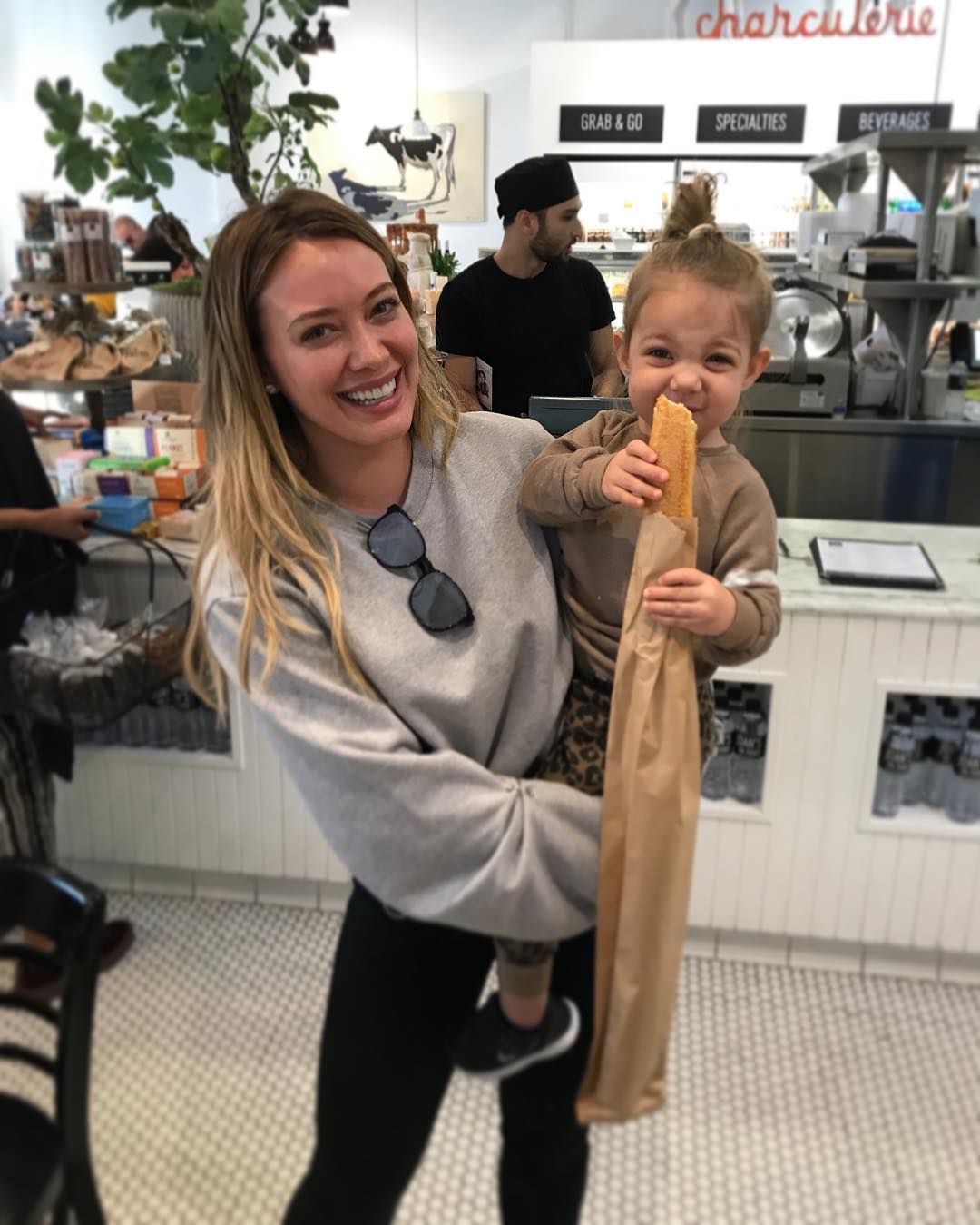 22 september: Auntie knows the way to her heart 🥖🥖🥖🥖 #BaguetteIsBiggerThanSheIs 😎
 22 september: Auntie knows the way to her heart 🥖🥖🥖🥖 #BaguetteIsBiggerThanSheIs 😎