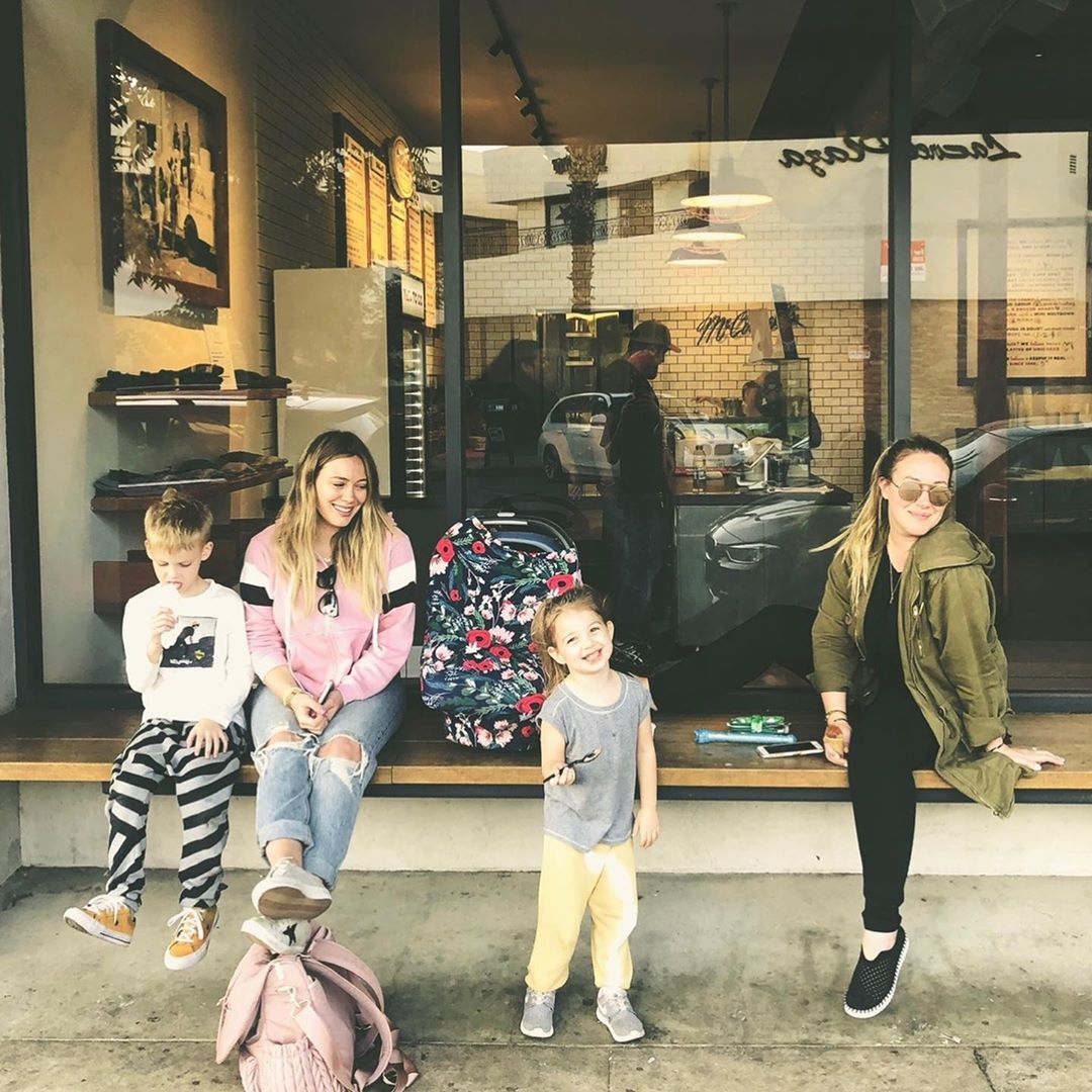 11 april 2020: Ooh I love a national holiday! โค๏ธ #happynationalsiblingsday AND #goodfriday ๐ท I love these old pics of my sissy @hilaryduff and love that we are both preggo with Luca and Ryanโs siblings! ๐ (In the photos!! Not currently!) ๐ #nationalsiblingday
 11 april 2020: Ooh I love a national holiday! โค๏ธ #happynationalsiblingsday AND #goodfriday ๐ท I love these old pics of my sissy @hilaryduff and love that we are both preggo with Luca and Ryanโs siblings! ๐ (In the photos!! Not currently!) ๐ #nationalsiblingday