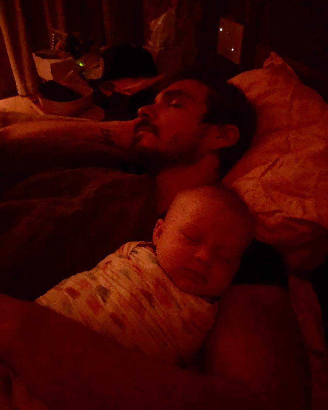 03 januari 2019: A rare moment of sleep: 📷 @hilaryduff
