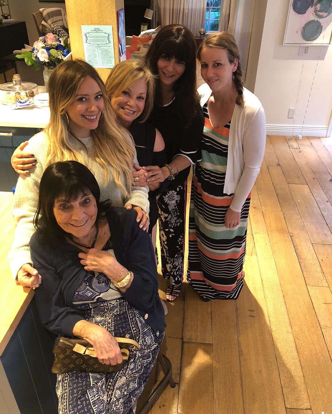08 maart: Four generations of powerhouses that make our world spin ‘round. Happy International Women’s Day, though these ladies should be celebrated every single day. Humbled and so grateful to be surrounded by such strong, smart, & fearless spirits...Spoiled to watch our little girl find hers ...💗
