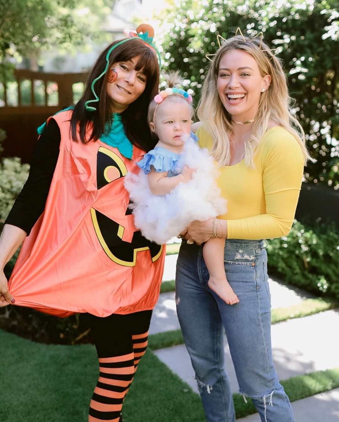 08 maart: Four generations of powerhouses that make our world spin ‘round. Happy International Women’s Day, though these ladies should be celebrated every single day. Humbled and so grateful to be surrounded by such strong, smart, & fearless spirits...Spoiled to watch our little girl find hers ...💗
