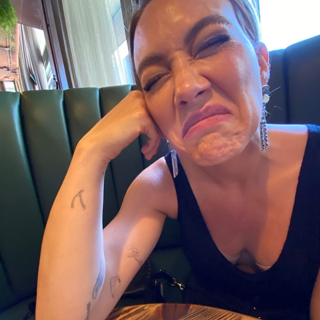 28 maart 2020: One of the best parts of quarantine is finding all the beautiful photos of your wife in your camera roll.
