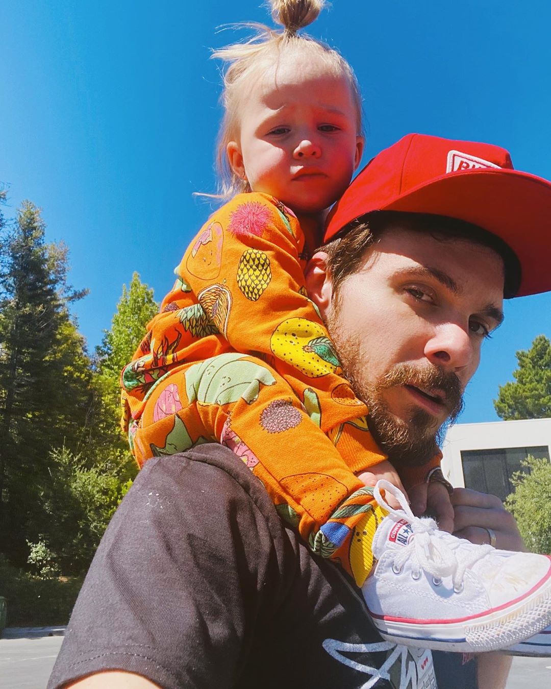 16 juli 2020: Best feeling in the world. When Banks was born, it felt like a forever away ‘til she would sit up on my shoulders and cruise around. Now she curates playlists as we walk with a simple “no, no” or “yessss”
